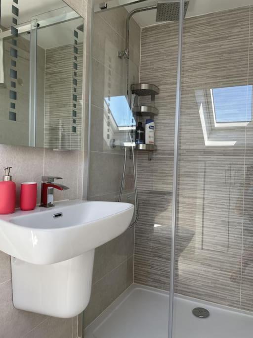 Paradigm House, Modern 2-Bedroom Duplex Apartment 2, Free Parking, Oxford Exterior photo